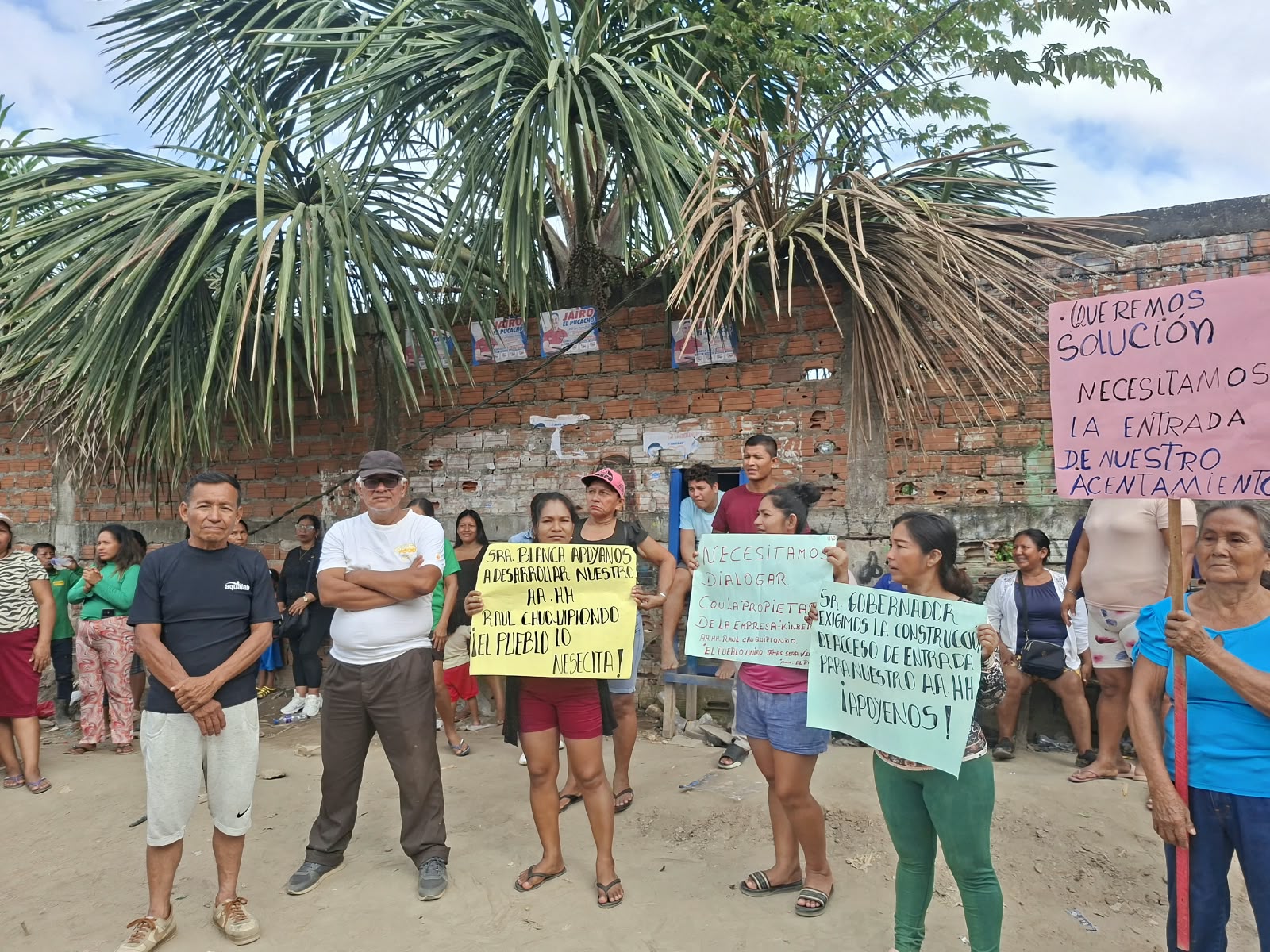 VECINOS DE AA.HH RAÚL CHUQUIPIONDO PROTESTAN PIDIENDO ACCESO