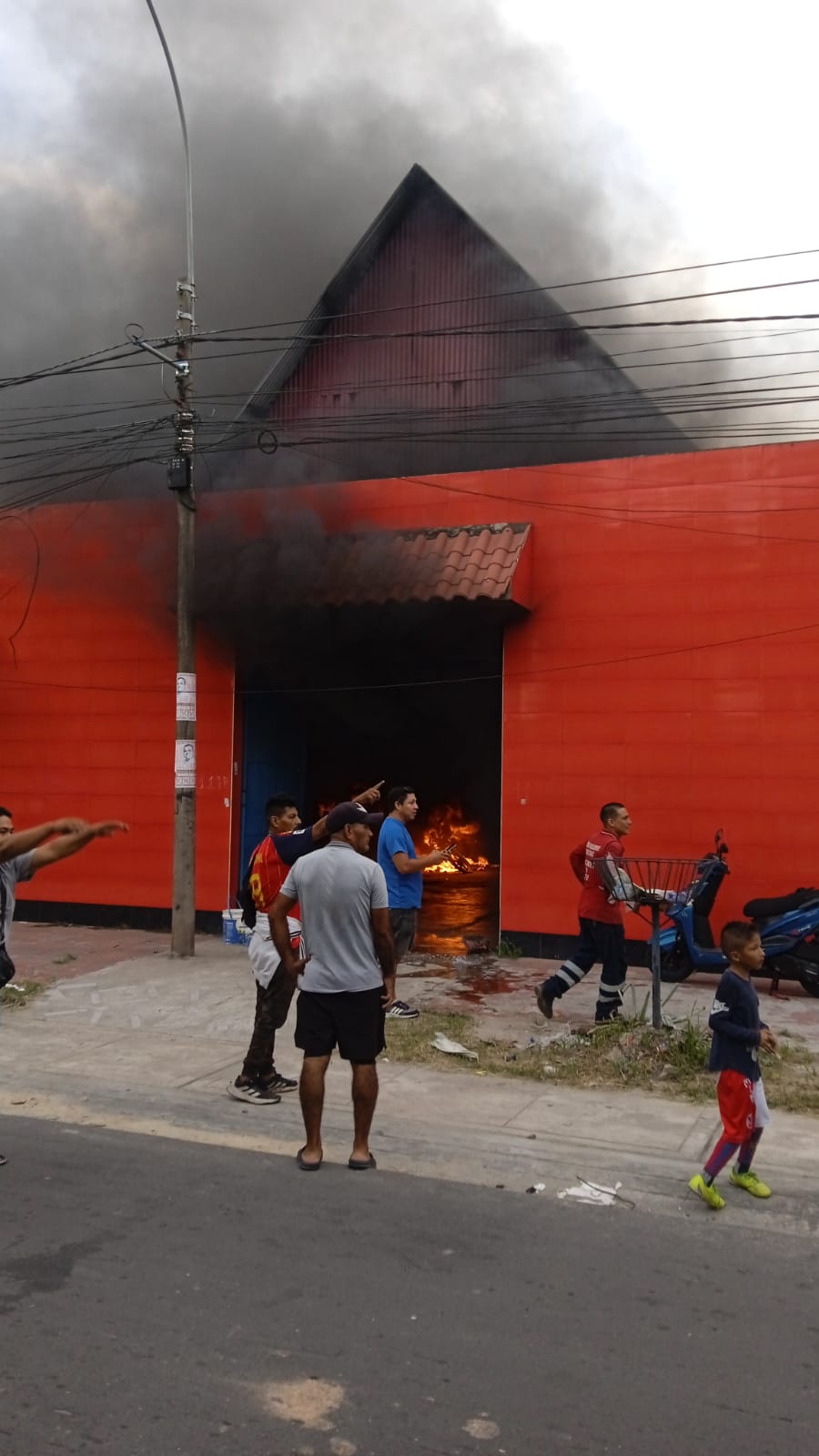 LO ÚLTIMO: INCENDIO EN CALLE PEVAS CUADRA 11 URGENTE BOMBEROS